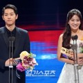 Song Joong Ki dan Song Hye Kyo Raih Piala Global Star Award