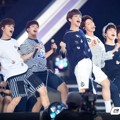 Seventeen Saat Nyanyikan Lagu 'Pretty U' di Dream Concert 2016