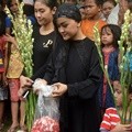Julia Perez Ziarah ke Makam Ayahanda dan Adik