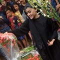 Julia Perez Ziarah ke Makam Ayahanda dan Adik
