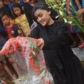 Julia Perez Ziarah ke Makam Ayahanda dan Adik
