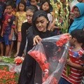 Julia Perez Ziarah ke Makam Ayahanda dan Adik