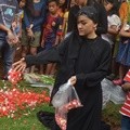 Julia Perez Ziarah ke Makam Ayahanda dan Adik