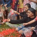 Julia Perez Ziarah ke Makam Ayahanda dan Adik