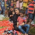 Julia Perez Ziarah ke Makam Ayahanda dan Adik