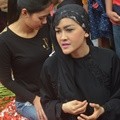 Julia Perez Ziarah ke Makam Ayahanda dan Adik