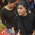 Julia Perez Ziarah ke Makam Ayahanda dan Adik
