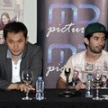 Hanung Bramantyo dan Reza Rahadian di Konferensi Pers Pembajakan Film 'Rudy Habibie'