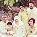 Raisa dan Keluarga Kompak Bernuansa Putih dan Emas