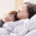 Yoon Hye Jung Peluk Sayang Neneknya