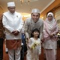 Sienna Tampak Malu-Malu Berjalan di Depan Ayahnya