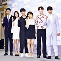 Pemeran Utama Drama 'Cinderella and the Four Knights' Foto Bersama