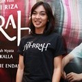 Tika Bravani Hadiri Konferensi Pers Film 'Athirah'