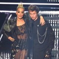 Rita Ora dan Ansel Elgort di MTV Video Music Awards 2016