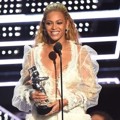 Beyonce Knowles Saat Raih Piala Video of the Year