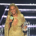 Beyonce Knowles Saat Raih Piala Best Female Video