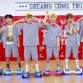 NCT Dream Tampil Gunakan Hoverboard di Debut 'Chewing Gum'