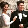 Asty Ananta Kenakan Gaun Ekor Mermaid Bergaris-Leher Sabrina untuk Resepsi