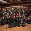 Seluruh Kru Film 'Hyung' Foto Bareng Setelah Selesai Syuting
