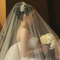 Wajah Serius Sandra Dewi Saat Berjalan Menuju Altar Pernikahan