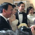 Ahok dan Istri Berfoto Bersama Kedua Mempelai
