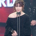 Kim Yoo Jung Raih Piala Best Icon Award
