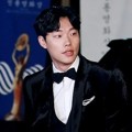 Ryu Jun Yeol di Red Carpet Blue Dragon Awards 2016