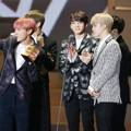 Bangtan Boys Saat Raih Piala Best Dance Performance - Male Group