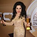 Rita Sugiarto Raih Piala Penyanyi Dangdut Wanita Terbaik