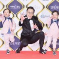 Lee Hwi Jae Imut Bersama Si Kembar Seo Eon dan Seo Jun di Red Carpet KBS Entertainment Awards 2016