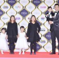 Lee Dong Guk Hadir Bersama ke-5 Anaknya di Red Carpet KBS Entertainment Awards 2016