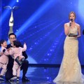 Lee Hwi Jae Diganggu Anak Kembarnya Saat Jadi MC di KBS Entertainment Awards 2016