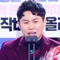 Yang Se Hyung Raih Piala Mobile Icon Award