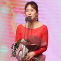 Baek Ji Young Raih Piala MC Award