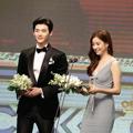 Lee Jong Suk dan Han Hyo Joo Raih Piala Best Couple