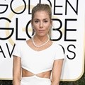 Sienna Miller Pede Kenakan Gaun Berpotongan Sederhana Karya Michael Kors