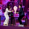 Rizky Febian Kasih Bunga ke Isyana Sarasvati di Acara HUT Indosiar ke-22