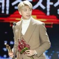 Rap Monster Bangtan Boys Wakili Bang Shi Hyuk Terima Piala Producer Award