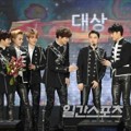 EXO untuk Ke-4 Kalinya Terima Piala Daesang Golden Disk Awards 2017