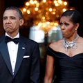 Barack Obama dan Michelle Kompak Memasang Ekspresi Wajah Lucu Saat Mobil Yang Dinaiki Ratu Elizabeth dan Pangeran Philip Tiba di Depan Winfield House, London, Tahun 2011