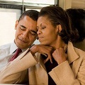 Barack Obama dan Michelle Menyempatkan Diri Untuk Berfoto Mesra Seusai Berkampanye di New Hampshire Tahun 2008
