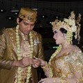 Lucky Hakim Pasang Cincin di Jemari Tiara Dewi