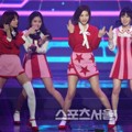 Red Velvet Naynyikan Lagu 'Russian Roulette' di Seoul Music Awards 2017