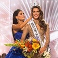 Pia Alonzo Wurtzbach Sematkan Mahkota kepada Miss Universe 2016