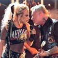 Kolaborasi Spektaluler Lady GaGa dan Metallica Nyanyikan Lagu 'Moth into Flame'