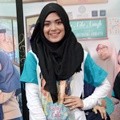 Vebby Palwinta di Gala Premier Film 'Cahaya Cinta Pesantren'