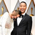 Kemesraan Chrissy Teigen dan John Legend di Red Carpet Oscar 2017