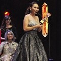 Ayu Ting Ting Bawa Pulang Piala Mami Paling Wow di Seleb on News Awards 2017