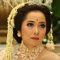 Cantiknya Karina Salim dengan Dandanan ala Pengantin Sunda