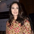 Luna Maya Hadiri Peragaan Busana Rumah Mode Ambah Batik